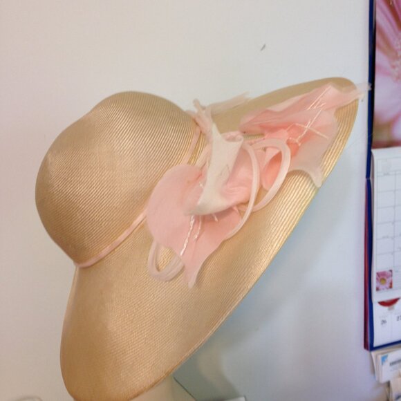 Woman's Vintage Hat by Chapeau Creations designed by Ruth Kropveld - Picture 5 of 6